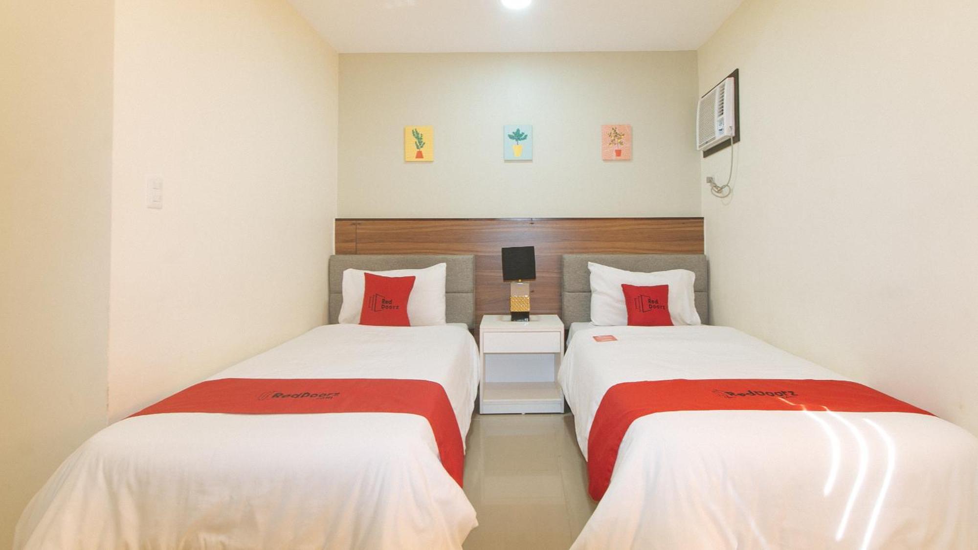 Reddoorz @ Leoncia Apartelle Mandaue Eksteriør billede